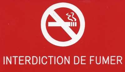 Image de PLAQUE 'INTERDIT DE FUMER' 150X90 FOND ROUGE ECR.BLANC ADHES